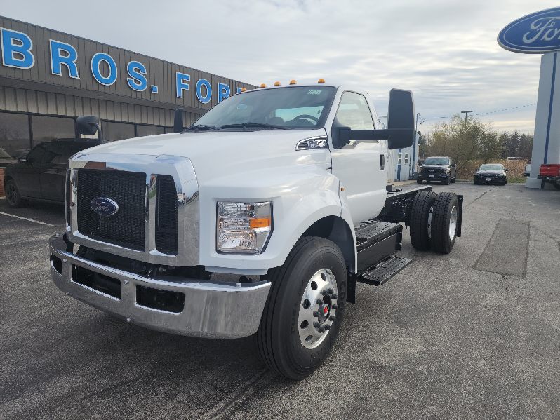 2025 Ford F-750 Base photo 2