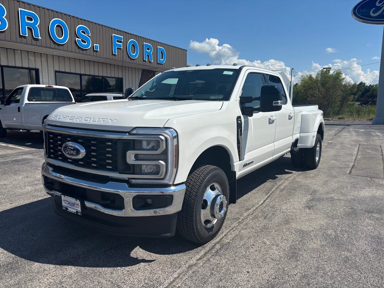 2025 Ford F-350 Lariat photo 2