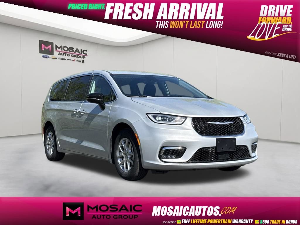 2024 Chrysler Pacifica Touring L's photo