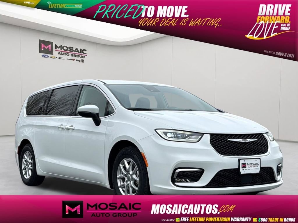 2023 Chrysler Pacifica Touring L's photo