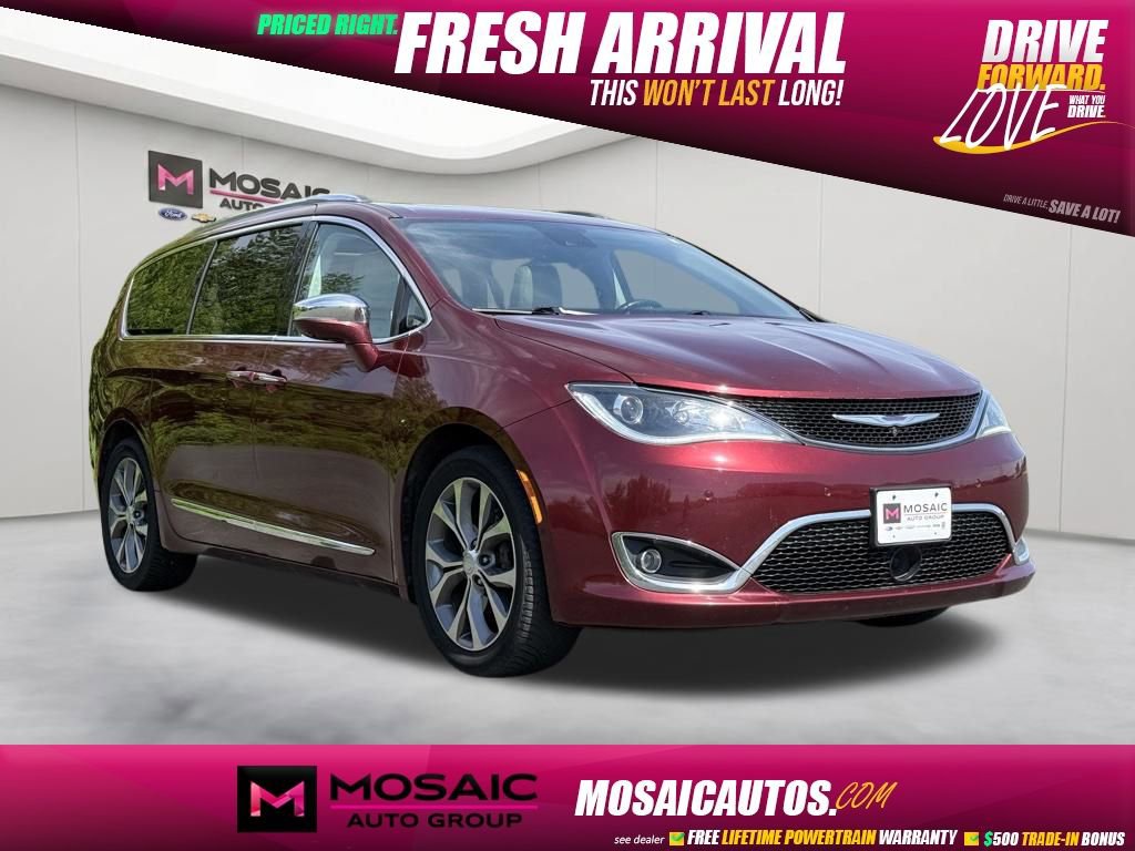 2017 Chrysler Pacifica Limited's photo