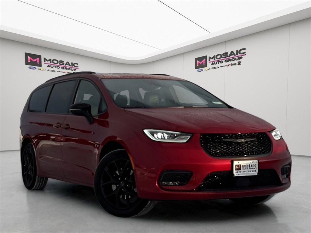 2026 Chrysler Pacifica Limited's photo