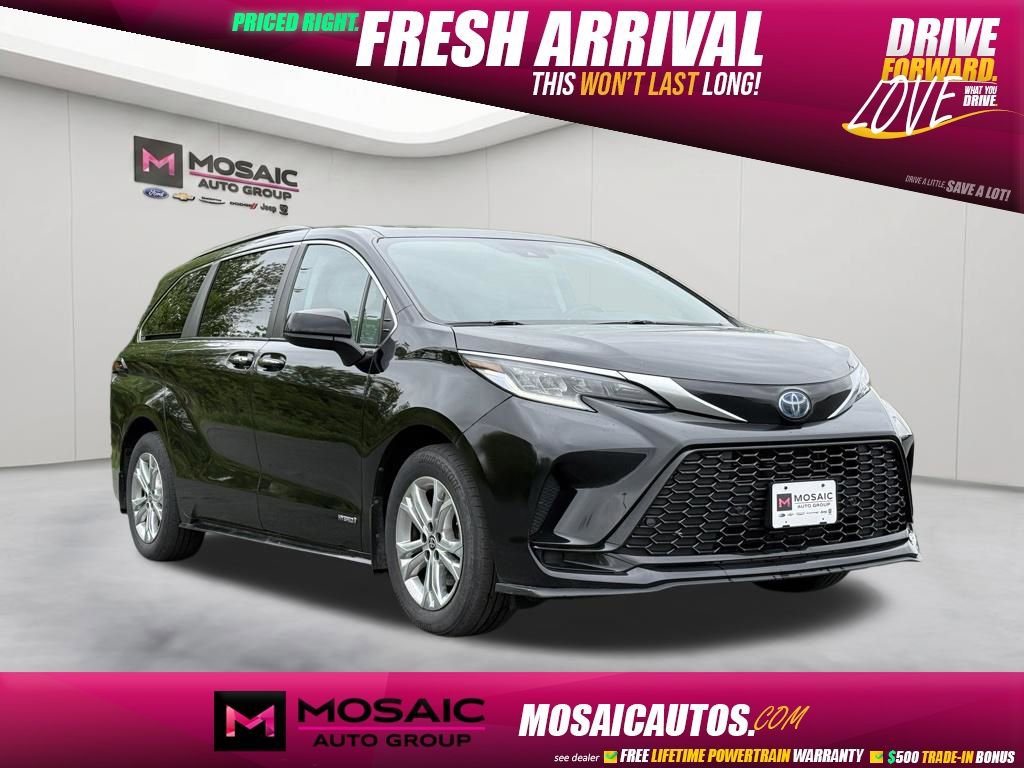 2021 Toyota Sienna XSE AWD 7-Passenger's photo