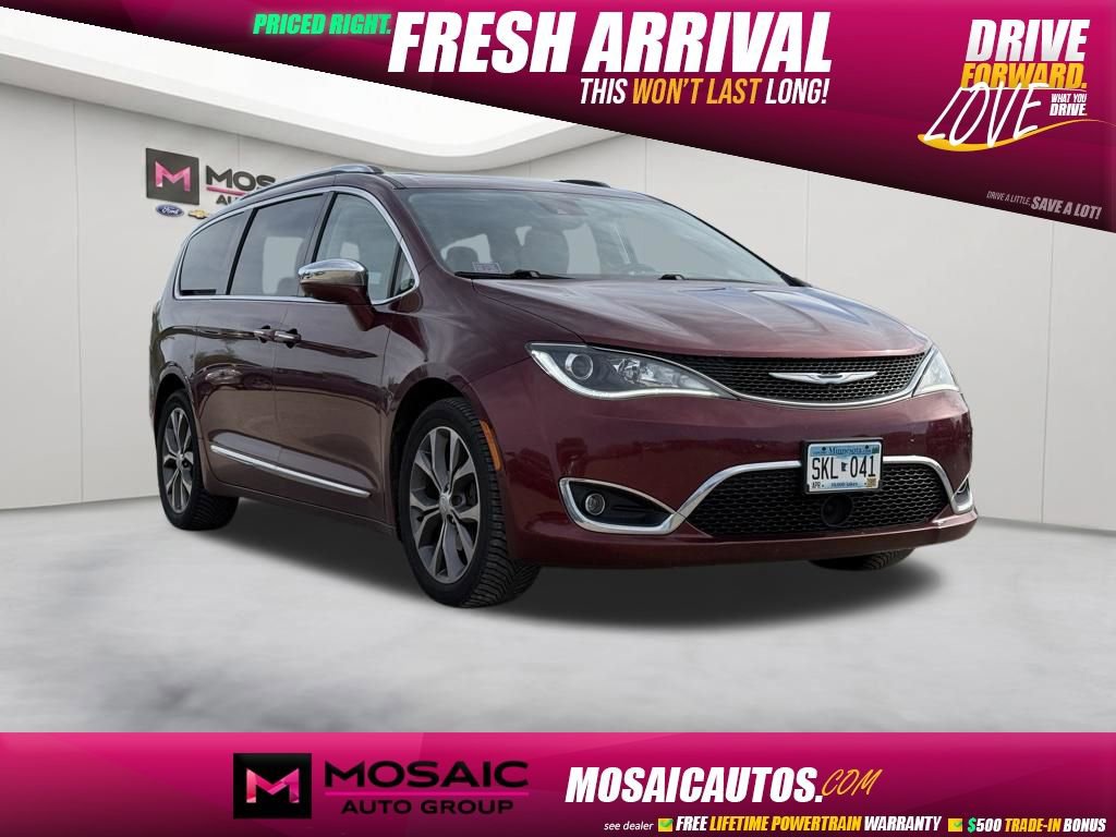 2017 Chrysler Pacifica Limited's photo