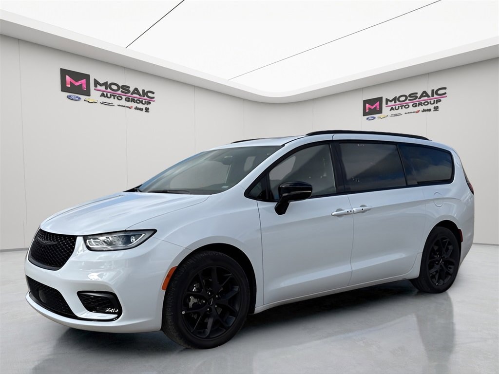 Used 2025 Chrysler Pacifica Limited Van Passenger Van