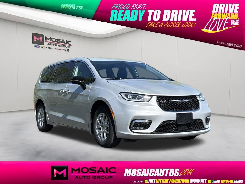 2024 Chrysler Pacifica Touring L's photo