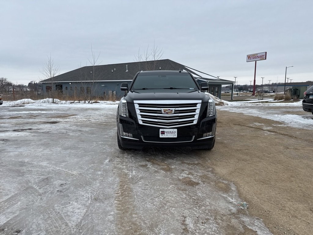 Used 2019 Cadillac Escalade ESV Platinum with VIN 1GYS4KKJ3KR265907 for sale in Zumbrota, Minnesota