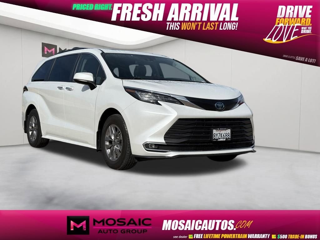 2022 Toyota Sienna XLE 8-Passenger Hybrid FWD's photo