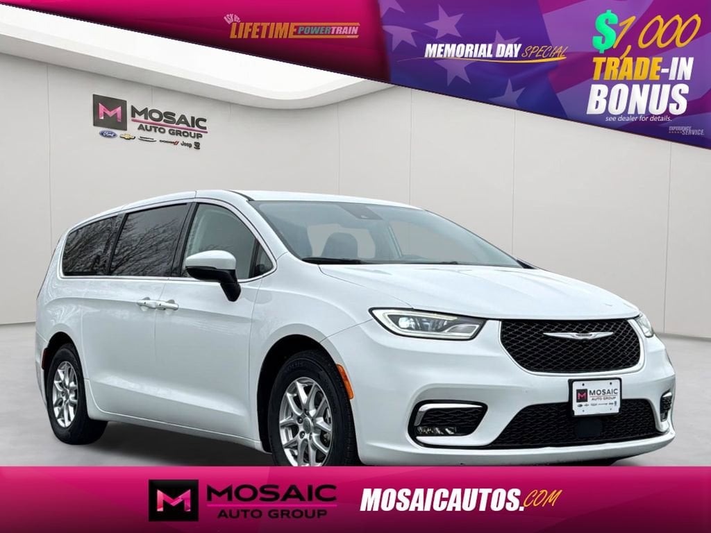 2023 Chrysler Pacifica Touring L's photo