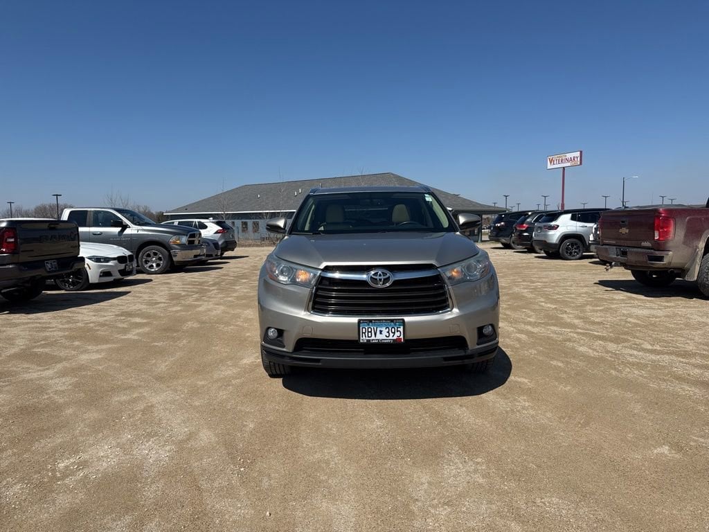 Used 2015 Toyota Highlander XLE with VIN 5TDJKRFH3FS170293 for sale in Zumbrota, Minnesota