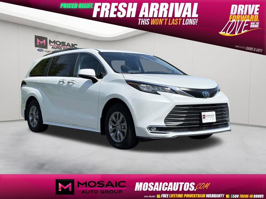 2022 Toyota Sienna XLE 8-Passenger Hybrid FWD's photo