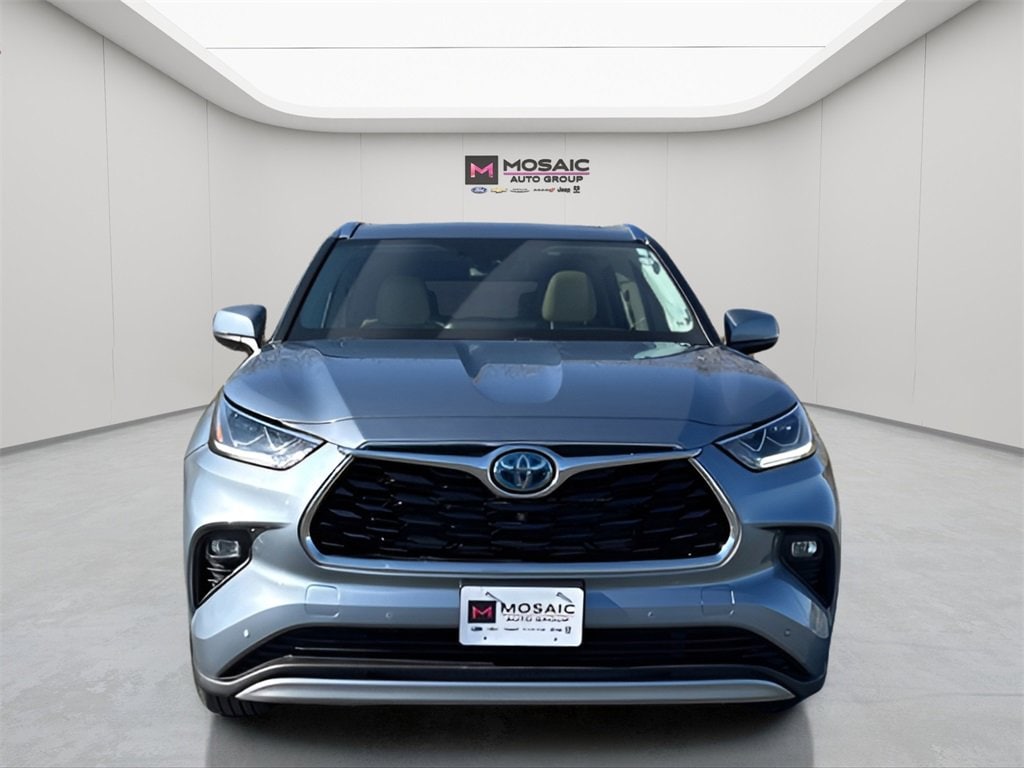 Used 2021 Toyota Highlander Platinum with VIN 5TDEBRCH7MS068806 for sale in Zumbrota, Minnesota