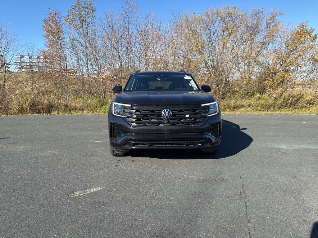 Used 2024 Volkswagen Atlas Execline with VIN 1V2FR2CA1RC522209 for sale in Zumbrota, Minnesota