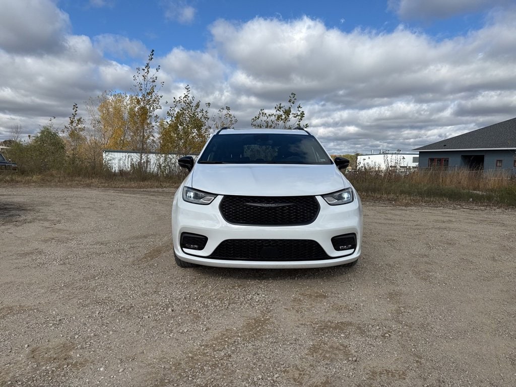 Used 2025 Chrysler Pacifica Limited with VIN 2C4RC1GG1SR520367 for sale in Zumbrota, Minnesota
