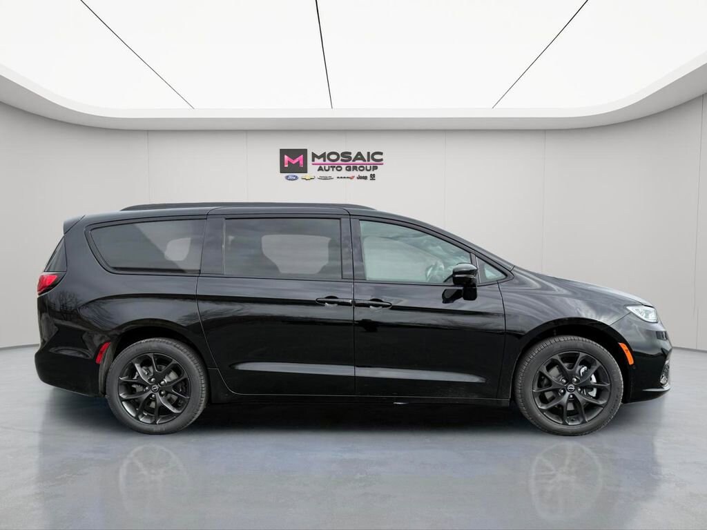 New 2026 Chrysler Pacifica Select Passenger Van