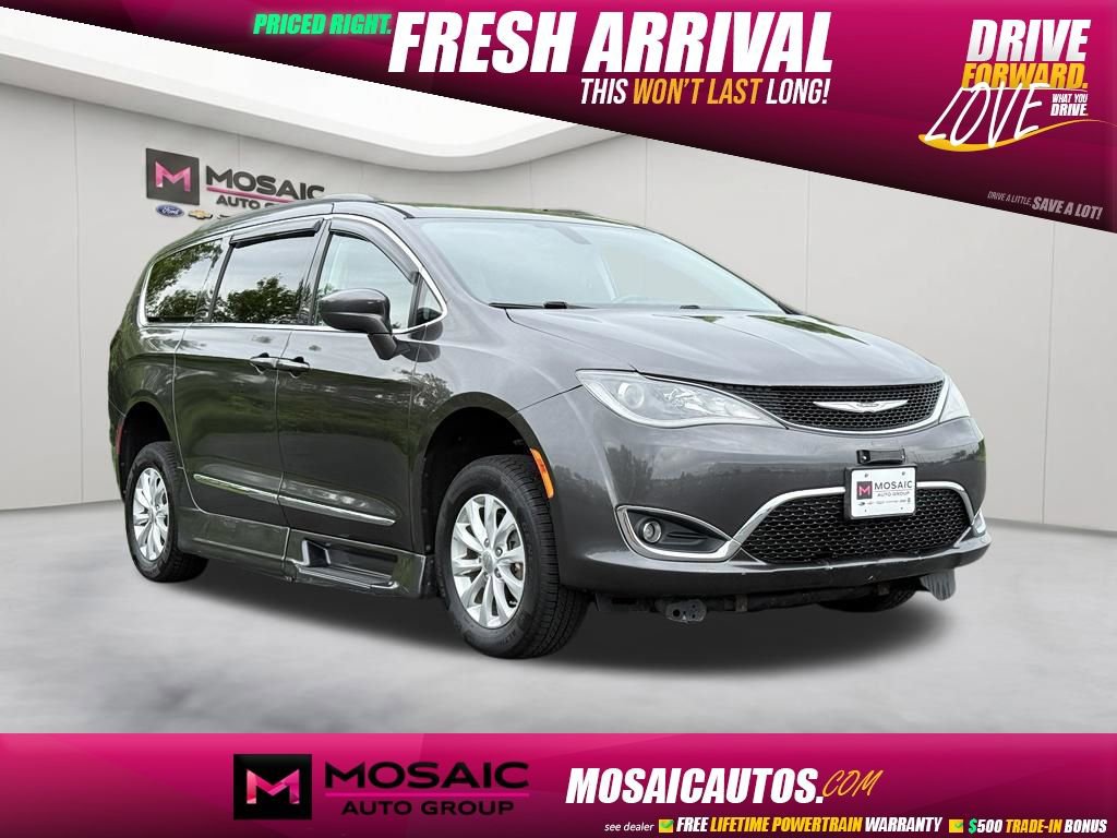 2017 Chrysler Pacifica Touring-L's photo