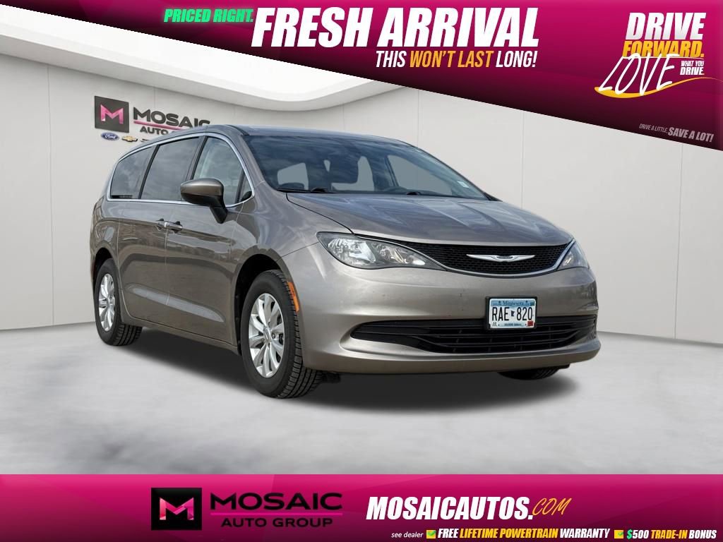 2017 Chrysler Pacifica Touring's photo