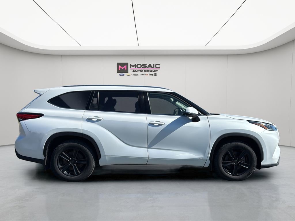 Used 2022 Toyota Highlander Platinum with VIN 5TDEBRCH9NS077640 for sale in Zumbrota, Minnesota