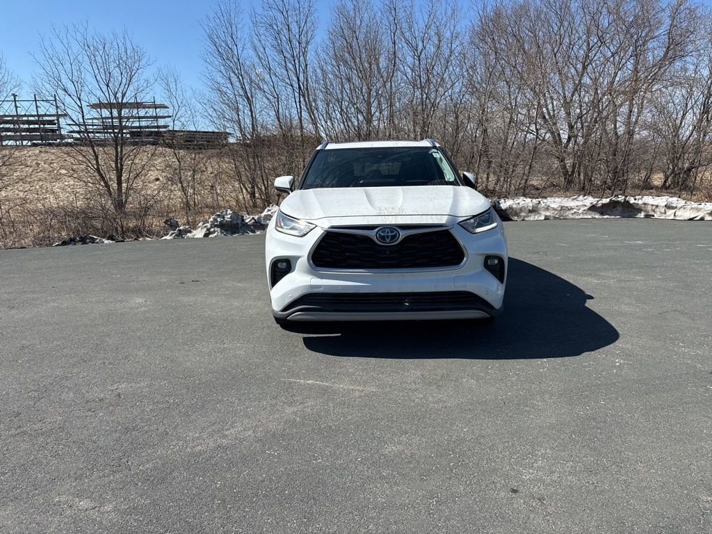 Used 2022 Toyota Highlander Hybrid Limited with VIN 5TDEBRCH9NS077640 for sale in Zumbrota, Minnesota
