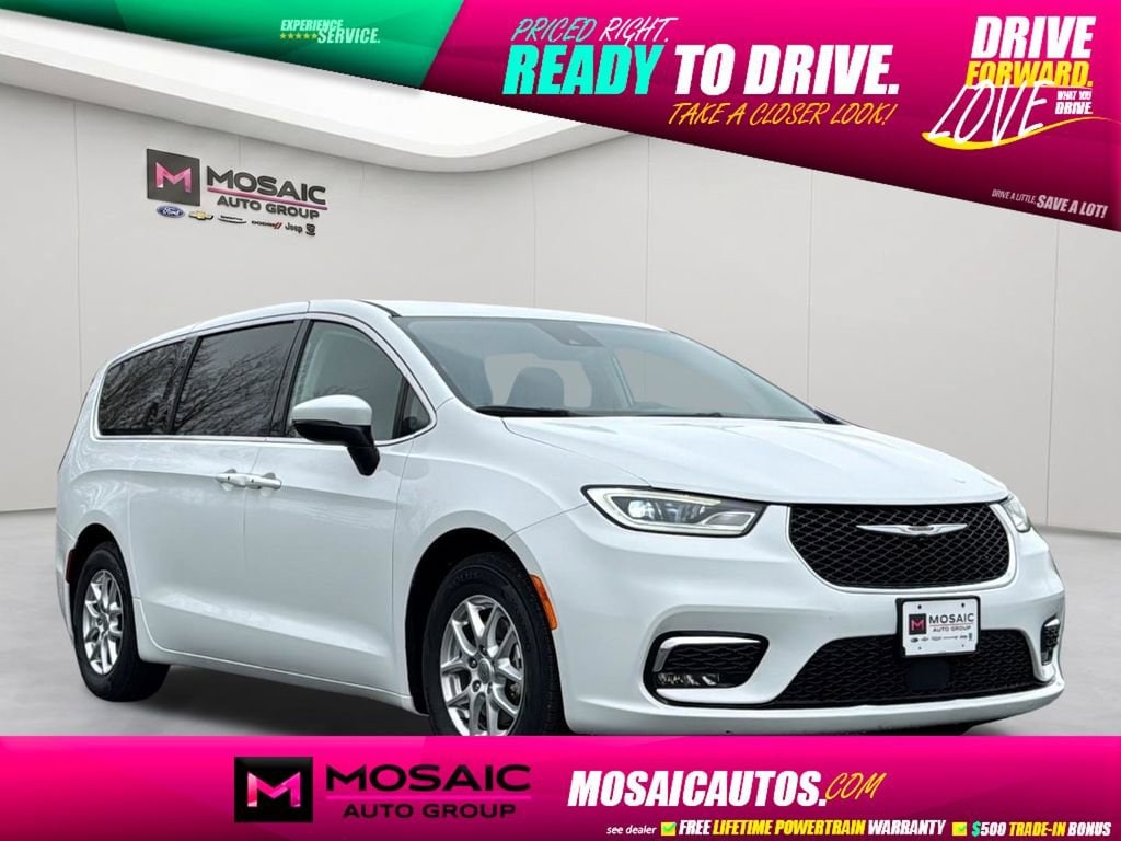 2023 Chrysler Pacifica Touring L's photo