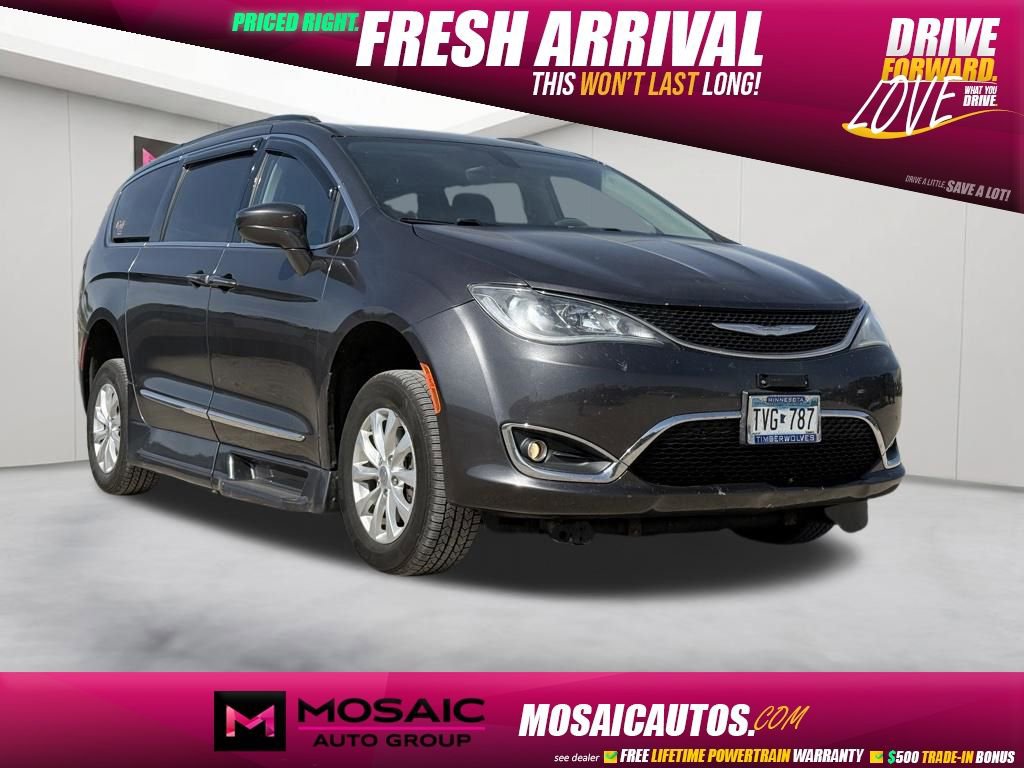 2017 Chrysler Pacifica Touring-L's photo