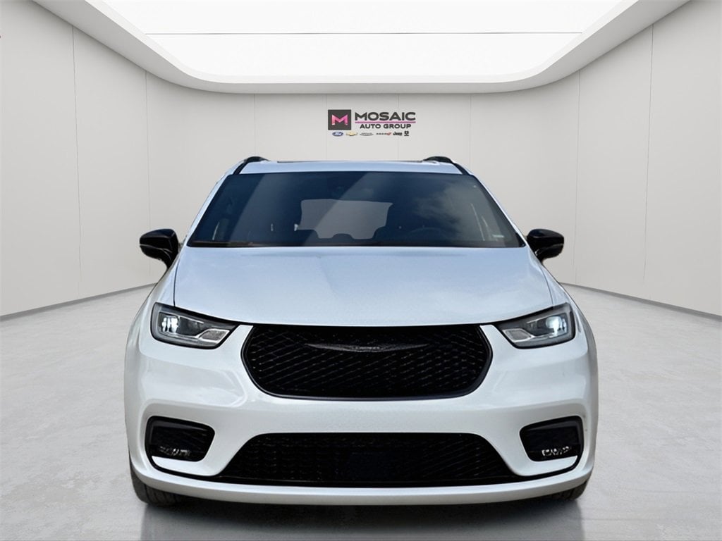 Used 2025 Chrysler Pacifica Limited Van Passenger Van