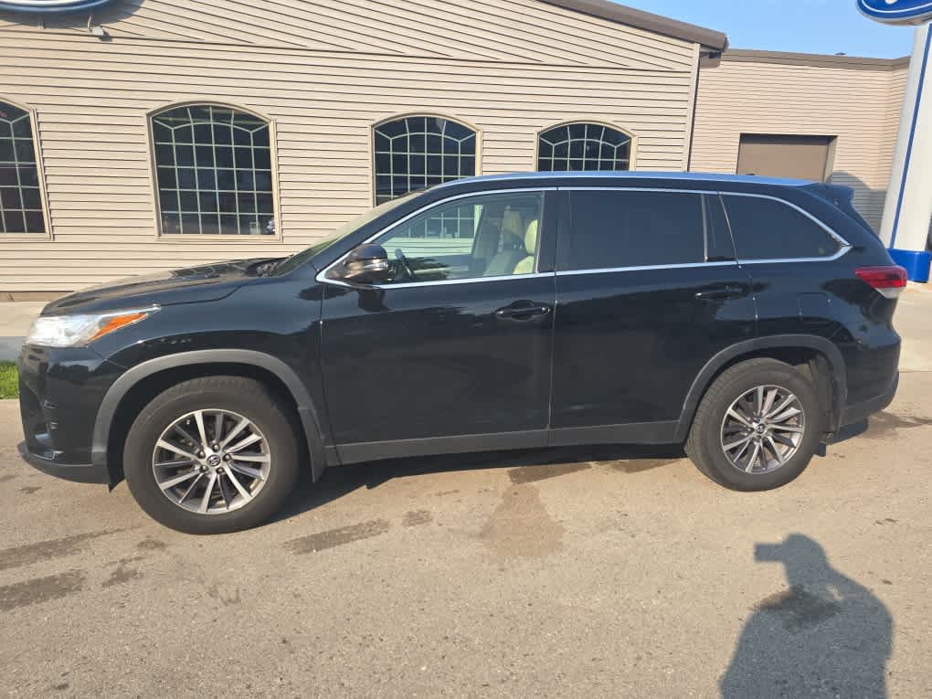 Used 2019 Toyota Highlander XLE with VIN 5TDJZRFH6KS593407 for sale in Lake City, Minnesota