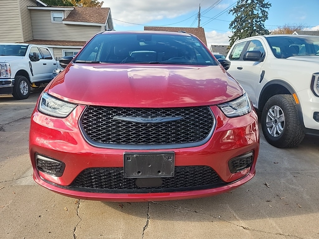 Used 2025 Chrysler Pacifica Limited with VIN 2C4RC1GG6SR539397 for sale in Lake City, Minnesota