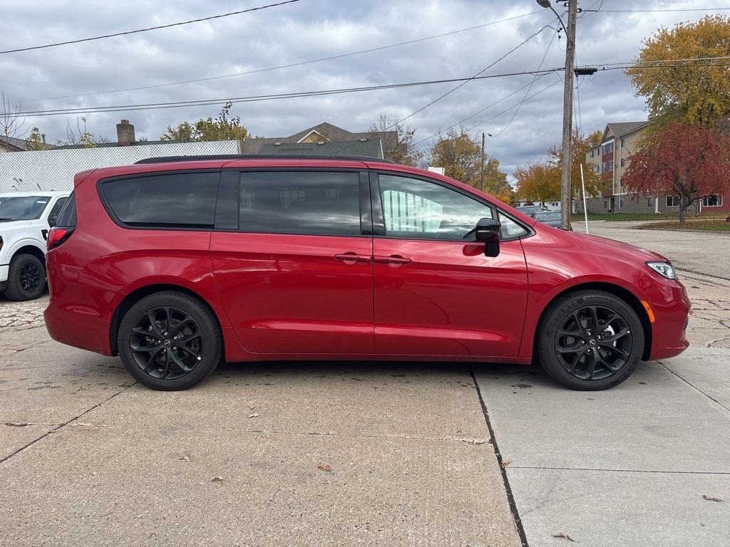 Used 2025 Chrysler Pacifica Limited with VIN 2C4RC1GG6SR539397 for sale in Lake City, Minnesota