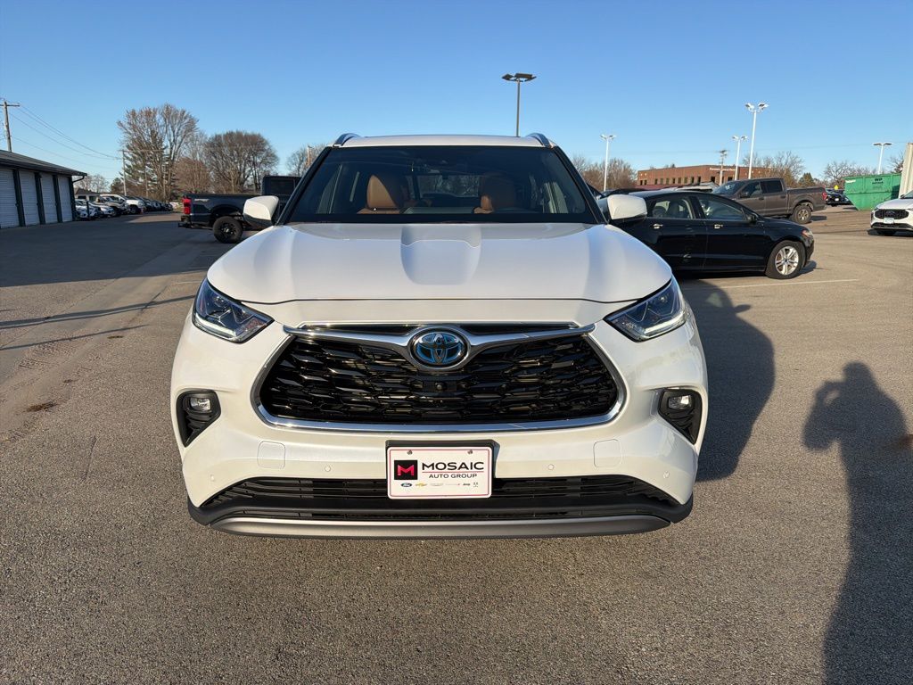 Used 2023 Toyota Highlander Platinum with VIN 5TDEBRCHXPS132034 for sale in Zumbrota, Minnesota