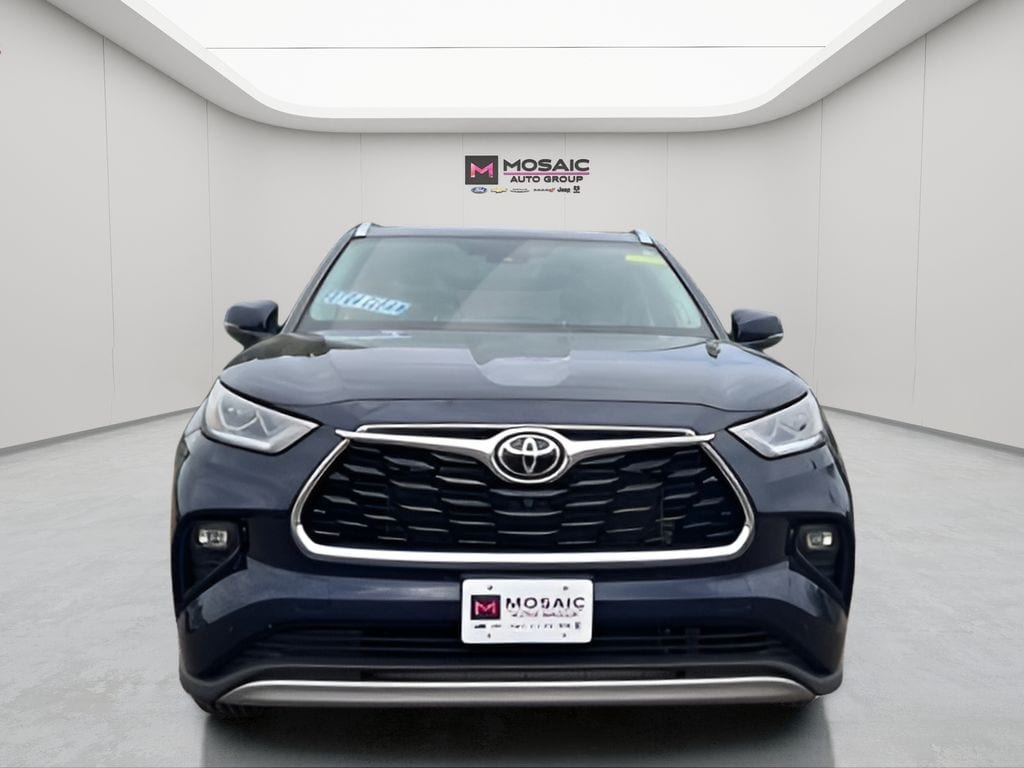 Used 2022 Toyota Highlander Platinum with VIN 5TDFZRBHXNS235386 for sale in Zumbrota, Minnesota
