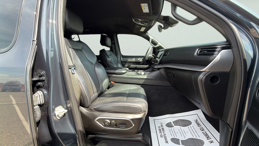 2024 Jeep Wagoneer L Series III - Photo 11