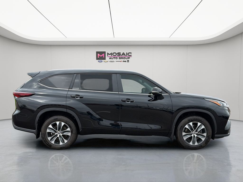 Used 2024 Toyota Highlander XLE with VIN 5TDKDRBH7RS573993 for sale in Zumbrota, Minnesota
