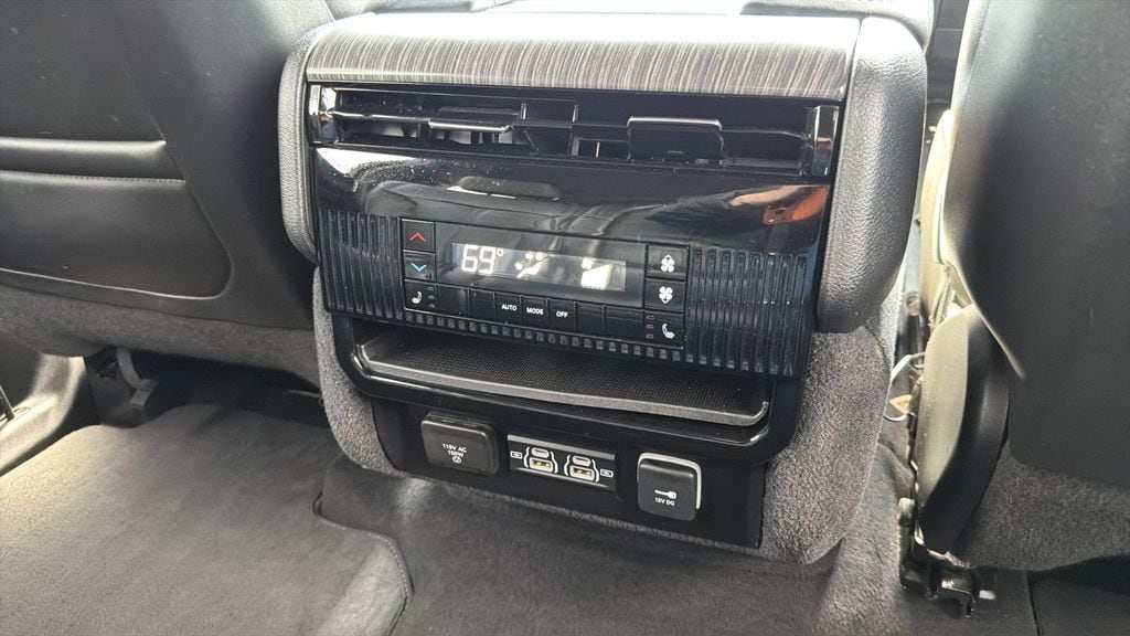 2024 Jeep Wagoneer L Series III - Photo 18