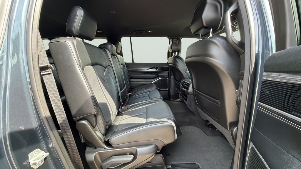 2024 Jeep Wagoneer L Series III - Photo 12