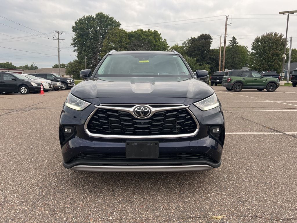 Used 2022 Toyota Highlander Platinum with VIN 5TDFZRBHXNS235386 for sale in Zumbrota, Minnesota