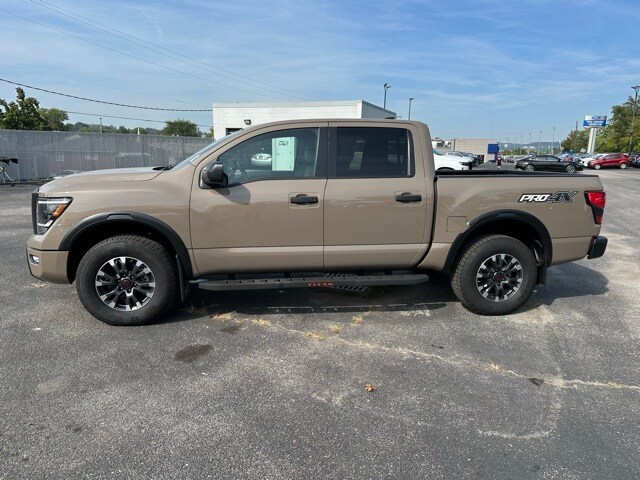 2024 Nissan Titan PRO-4X photo 3