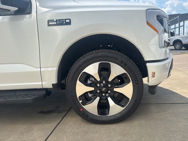 2025 Ford F-150 Lightning Platinum photo 2