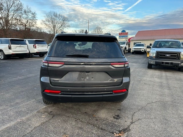 2023 Jeep Grand Cherokee Altitude photo 2