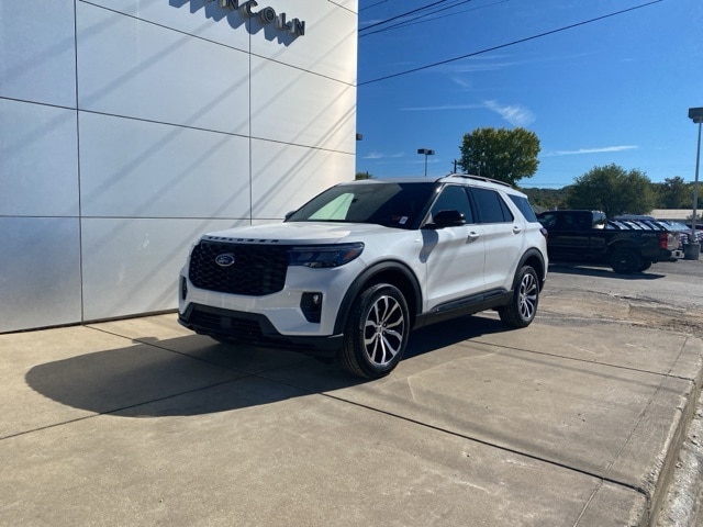 2025 Ford Explorer ST-LINE's photo