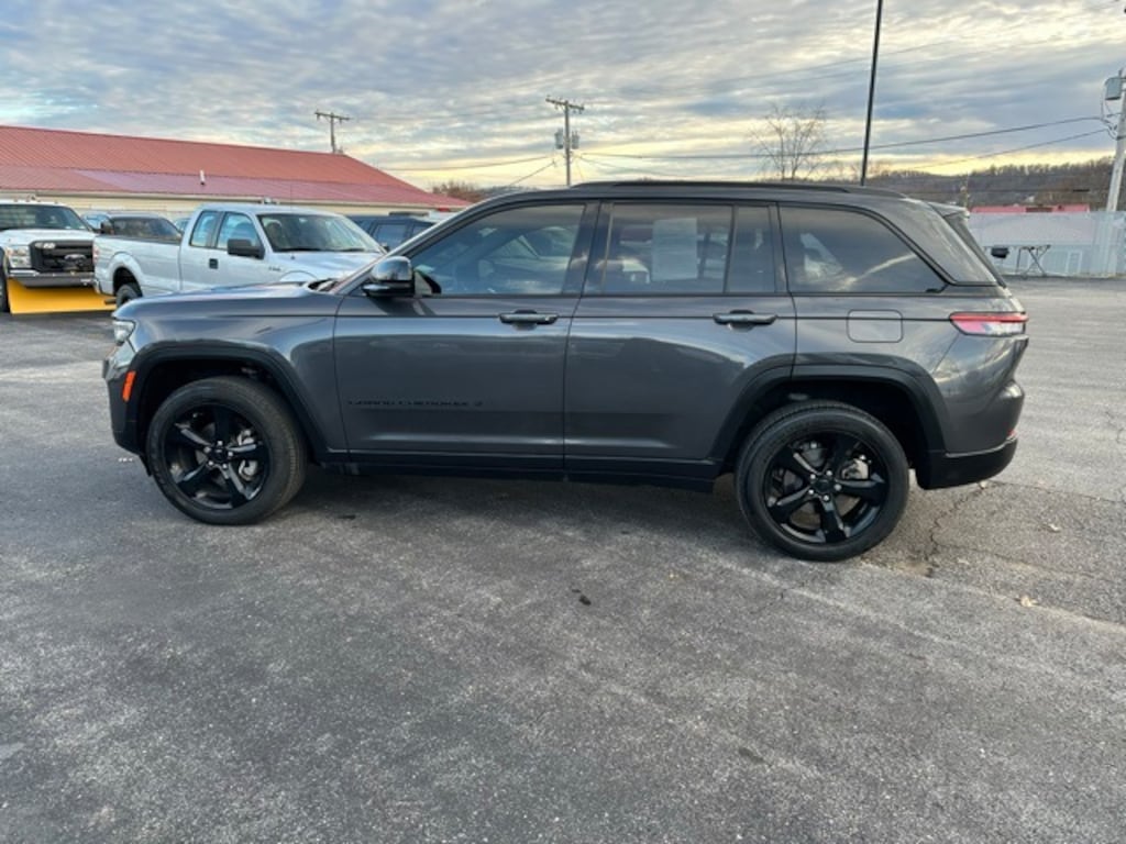 Used 2023 Jeep Grand Cherokee Altitude SUV