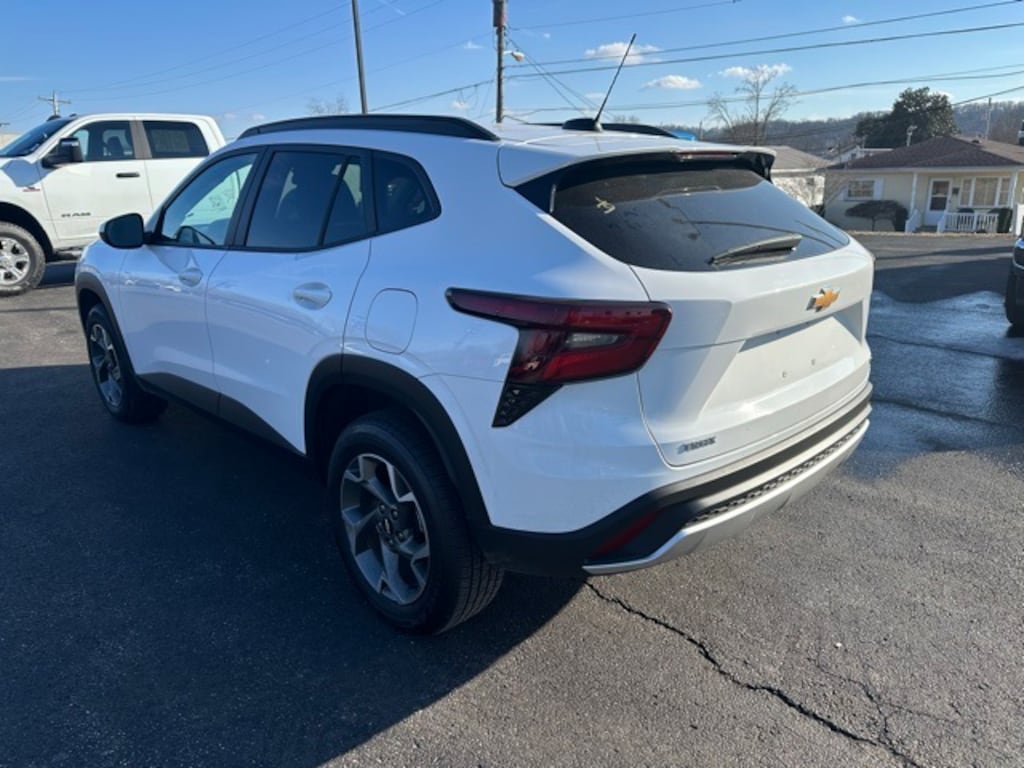 Used 2025 Chevrolet Trax LT SUV