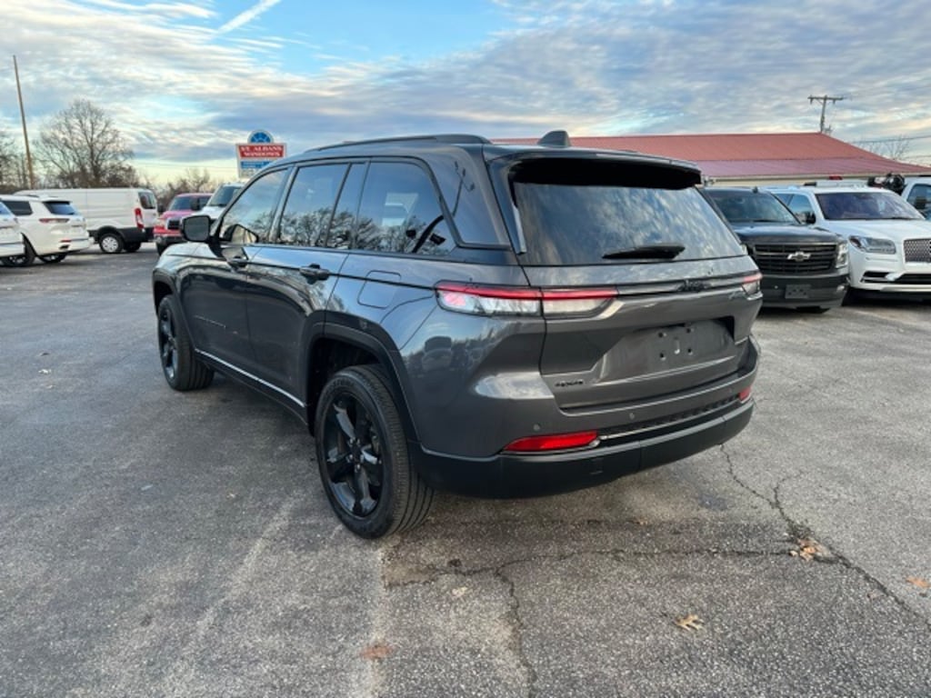 Used 2023 Jeep Grand Cherokee Altitude SUV