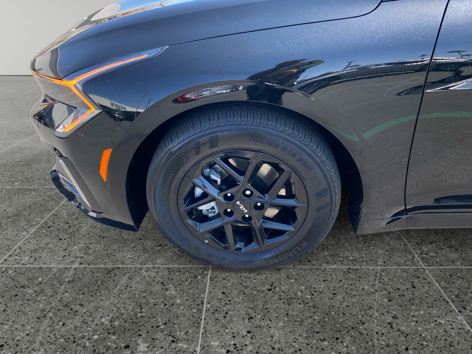 2025 Kia K5 LXS - Photo 14
