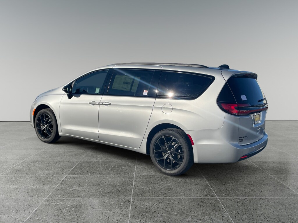 New 2026 Chrysler Pacifica Limited Passenger Van