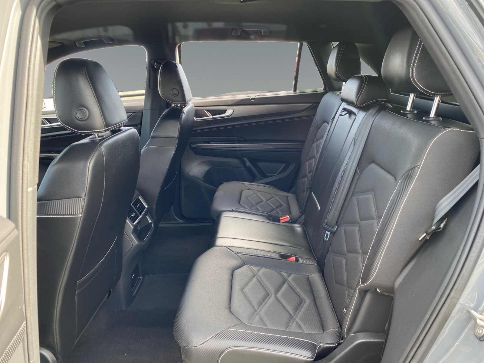 2024 Volkswagen Atlas Cross Sport SE w/Tech - Photo 13