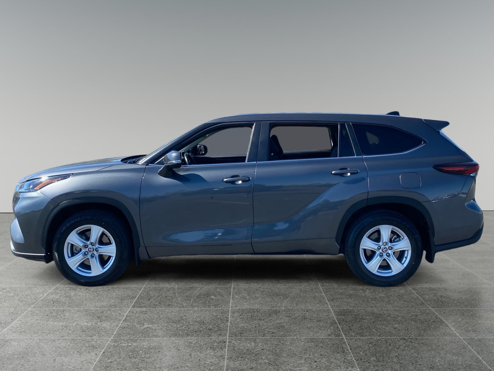 2024 Toyota Highlander LE - Photo 2