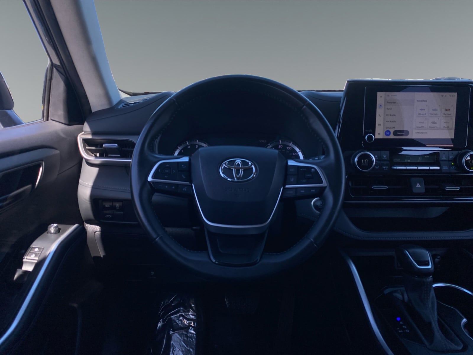 2024 Toyota Highlander LE - Photo 12