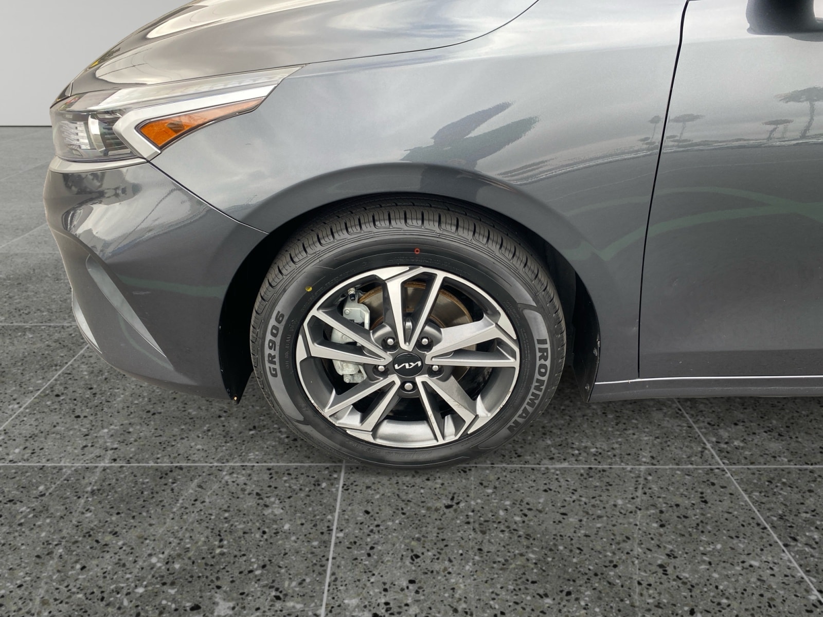 2023 Kia Forte LXS - Photo 14