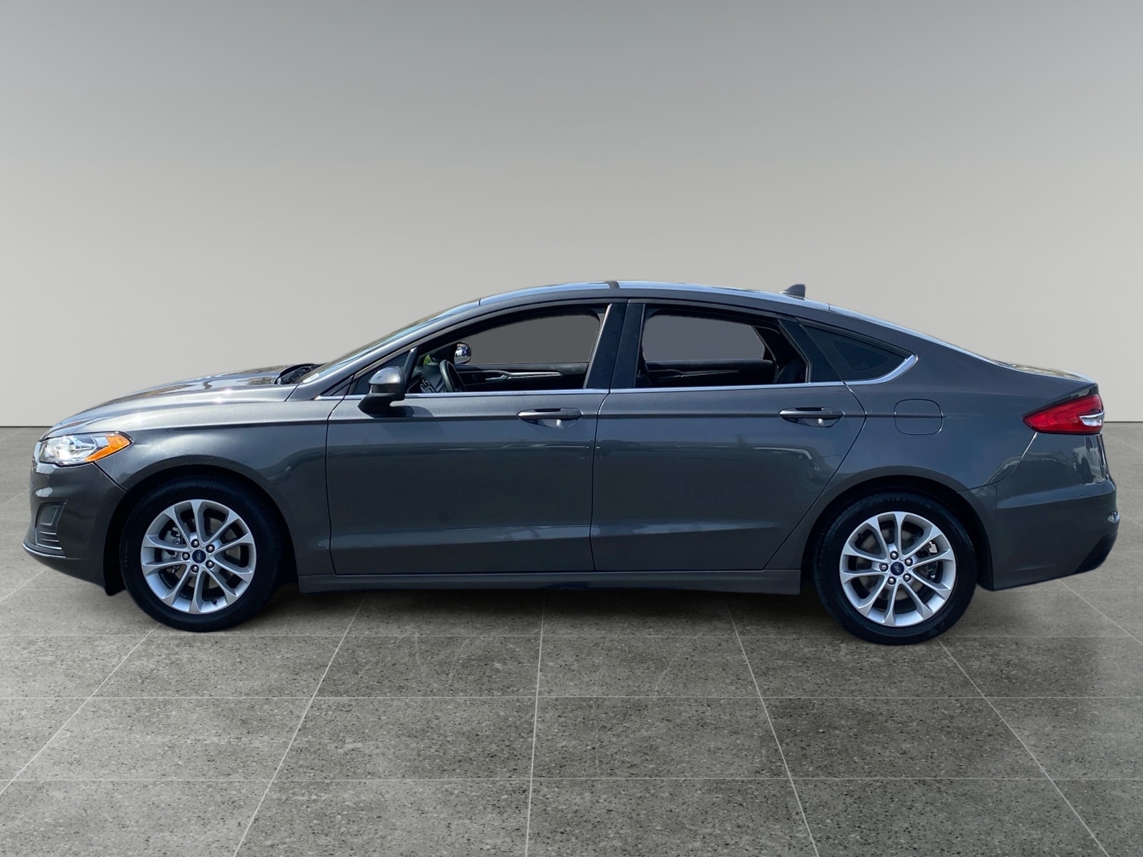 2020 Ford Fusion SE photo 2